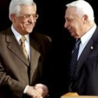 Abu Mazen y Sharon se sonríen tras la entrevista para poner en marcha el plan de paz