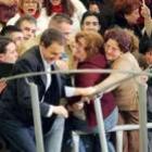 Los simpatizantes impiden que Zapatero suba al estrado en Sevilla