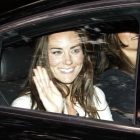 Kate Middleton en el coche, a la salida de la residencia real en Londres.