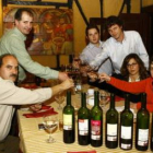 Seis de los diez participantes en la cata oculta de jóvenes mencías, ayer en «La Bodega Regia&