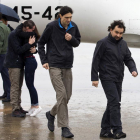 Los periodistas españoles Ángel Sastre (derecha), José Manuel López (centro) y Antonio Pampliega (abrazando a un familiar), a su llegada esta mañana a la Base Aérea de Torrejón de Ardoz, en Madrid.
