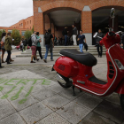 Llegada de los primeros alumnos ayer al campus de Vegazana.