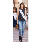 Arriba a la derecha, Jenifer López y abajo a la derecha Karina Simeonova. Sobre estas líneas, diferentes posados de grupo de las participantes, que estuvieron presentes en el concurso en Málaga.