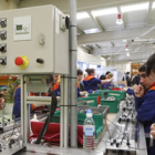 Trabajadores de la empresa Soltra manipulan cables en las instalaciones de La Virgen del Cami