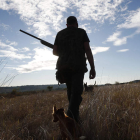 Un cazador junto a sus perros en una de las jornadas de actividad en el campo leonés. JESÚS