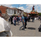 La procesión (arriba) y las actuaciones en la calle marcaron el fin de semana. PLANILLO