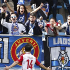 Aficionados del Espanyol celebran efusivamente un gol de Jurado.