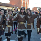 Un grupo de vikingos muy alegres se pasearon ayer por Santa María del Páramo. MEDINA