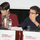 El diputado nacional de Podemos Íñigo Errejón (d) acompañado de la presidenta de las Cortes de Aragón, Violeta Barba (i) durante la mesa redonda sobre la renta básica en la que han participado en Zaragoza.