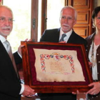 José María Merino recibe el diploma de manos del escritor Luis Mateo Díez y de la directora de Radio