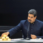 Maduro manipula lingotes de oro