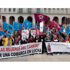 Alrededor de 300 personas de León y Asturias se congregaron en el entorno del Ministerio de Fomento durante casi dos horas para reivindicar el AVE del norte.