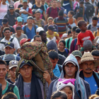 Migrantes avanzaban ayer, en una caravana hacia Estados Unidos. JUAN MANUEL BLANCO