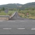 Camino rural por donde irá la nueva carretera de Sorriba-Modino, al fondo se hará el paso elevado