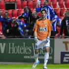 Santamaría celebra la clasificación de la Deportiva ante un grupo de aficionados blanquiazules.