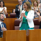 El portavoz del Grupo Parlamentario Socialista, Luis Tudanca (i), recibe los aplausos de sus compañeros de bancada, tras su intervención en la sesión de investidura del presidente de la Junta de Castilla y León.