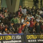 Tracy Reid, en la foto de arriba; y abajo el ambiente en las gradas