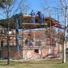 Alumnos y monitores de la escuela trabajaban ayer en la adecuación del templete de música