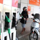 Una motorista reposta en una gasolinera de Barcelona, la pasada Semana Santa.