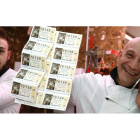 Los carniceros Juan Carlos Fernández (D) y Rubén Fernández (I), muestran los décimos premiados con 2000 euros cada uno por ser el número anterior al gordo de la Lotería de Navidad