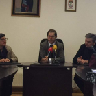 Eugenia Alba, Francisco Marín y Raúl Valcarce, ayer en el Ayuntamiento de Carracedelo.