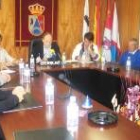 El alcalde de Folgoso y los pedános, ayer en la rueda de prensa
