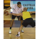 Quezada intenta superar la defensa de Bernabé en un entrenamiento de Baloncesto León.