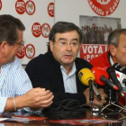 Fernández «Lito», flanqueado ayer en Ponferrada por Manuel Luna y Regino Sánchez.