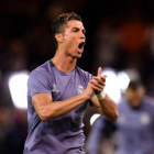 Cristiano Ronaldo arenga a sus compañeros durante el calentamiento del Madrid antes de la final de la Champions