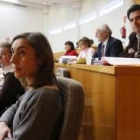 Isabel Fernández y Herrero Rubinat, en primer plano, escuchan las explicaciones de la alcadesa sobre