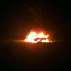 El coche accidentado, en llamas.