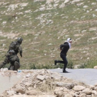 Osama Hahahjeh huye de los soldados israelís, antes de ser disparado el pasado 18 de abril.