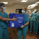 Trabajadores del Hospital Clínic de Barcelona con una caja para transportar órganos