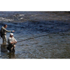 Salvo excepciones, los pescadores leoneses tendrán hasta el 31 de julio para utilizar la caña. JESÚS F. SALVADORES