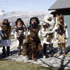 Algunos de los personajes del Antruido de Riaño que participaron en el desfile de zamarrones. CAMPOS