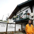 Goikoetxea posa frente a las pintadas en su casa.