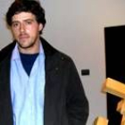 El escultor José Luis Casas Paramio, junto a una de sus obras