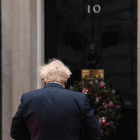Boris Johnson llega ayer a su residencia oficial en el 10 de Downing Street. FACUNDO ARRIZABALAGA
