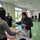 Luis Mariano Santos en el colegio electoral esta mañana. DL