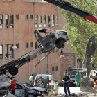 Imagen de las tareas de desescombro tras el atentado en la Casa Cuartel de Burgos.