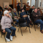 El centro cívico de Flores del Sil acogió ayer tarde la reunión con los vecinos del barrio. L. DE LA MATA