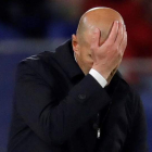 Zinedine Zidane se lleva la mano derecha a la cabeza. JUANJO MARTÍN
