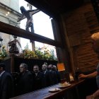 La procesión del Santo Cristo de la Agonía a su paso por la calle Zapaterías.