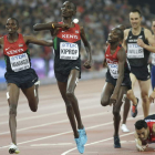 Kiprop celebra su oro en el 1.500, un éxito más para Kenia que acabó líder del Mundial.
