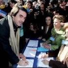 José María Aznar firmó ayer en la campaña puesta en marcha por el PP contra el Estatuto de Cataluña