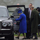 Isabel II reaparece en público tras dos semanas ausente por un resfriado.