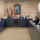 El Consejo Agrario de León se reunió ayer en el Ayuntamiento de La Bañeza y estuvo presidido por el alcalde, Javier Carrera. DL