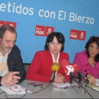 Aníbal Merayo, Ángela Marqués y Victorina Alonso, ayer en la sede del PSOE en Ponferrada.