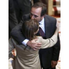 Los portavoces Alonso y Sáenz de Santamaría se saludan en la cámara