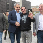 Rodríguez Zapatero saluda a un simpatizante, entre Javier Alfonso Cendón y Nicanor Sen, ayer, en Cistierna. CAMPILLO